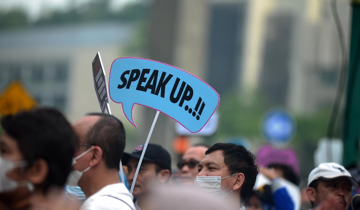 Masyarakat memegang flyer untuk mensosialisasikan UU TPKS 