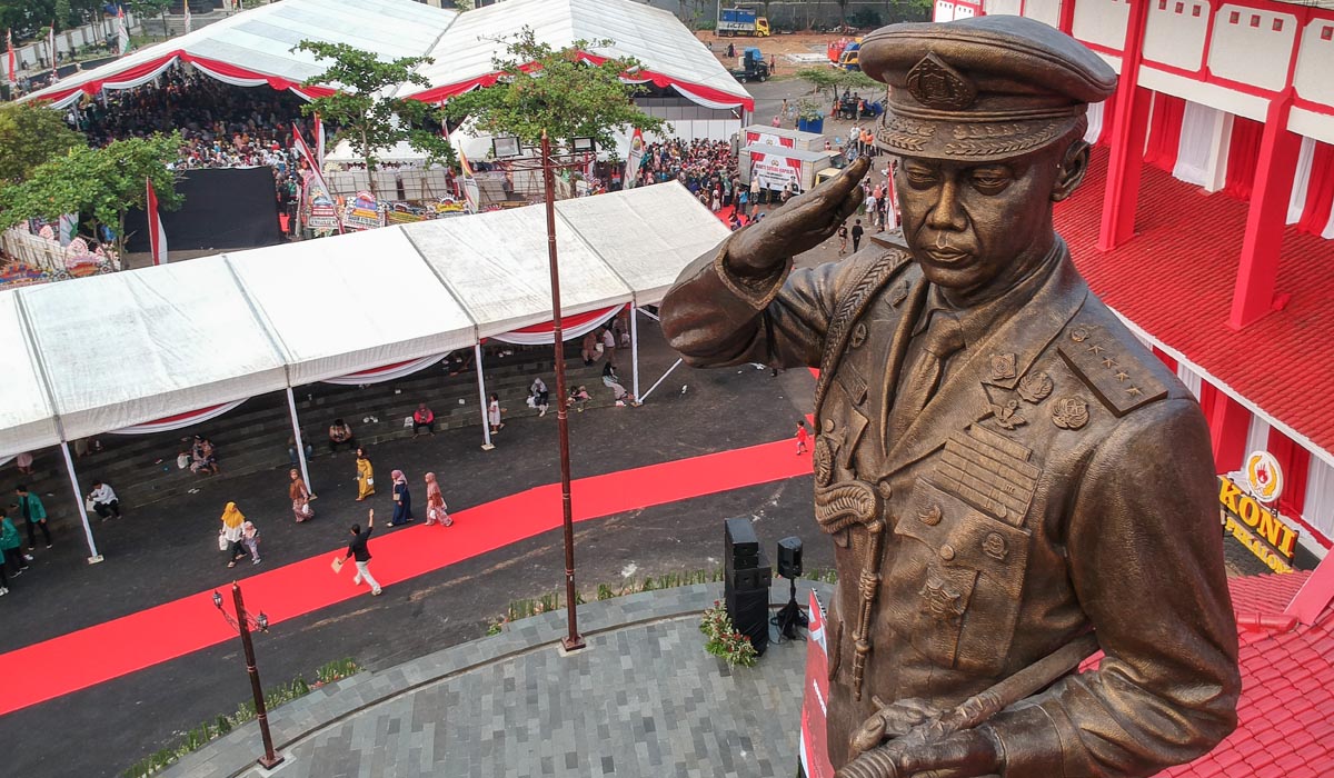 Hoegeng Iman Santoso adalah salah satu tokoh paling terkenal dalam sejarah Polri. Hoegeng dikenal dengan kejujuran dan dedikasi
