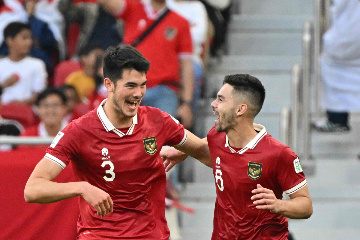 Bek Indonesia #06 Sandy Walsh merayakan dengan beknya #03 Elkan Baggott setelah bek tersebut mencetak gol pertama timnya