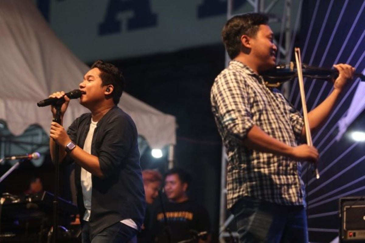 Guyon Waton tampil di panggung.