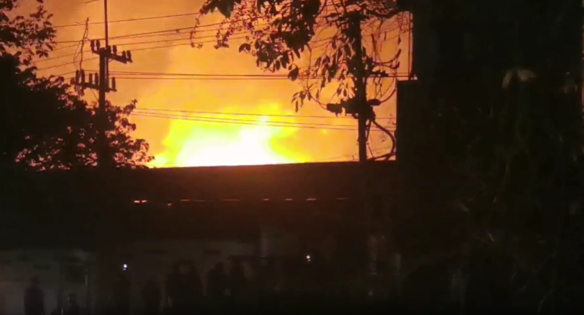 Kebakaran di pabrik Avian di Sidoarjo dapat dilihat sampai radius 1 km dan menimbulkan ledakan.