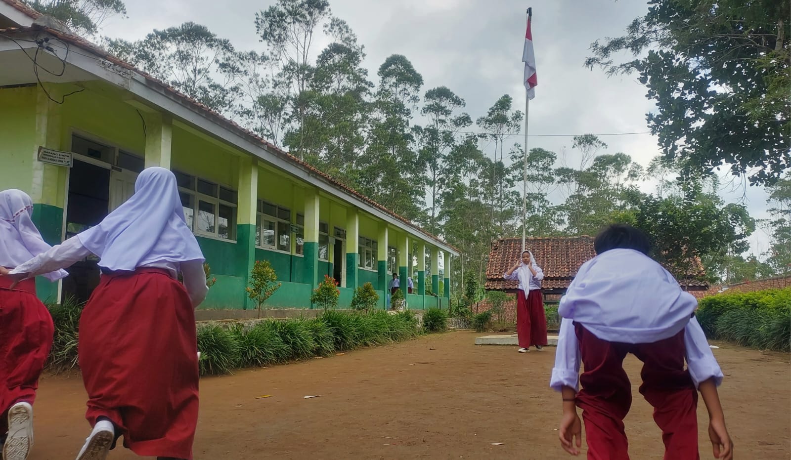 Sejumlah siswa di SDN Cikapundung 1, Kecamatan Cilengkrang, Kabupaten Bandung, tengah bermain di halaman sekolah. 