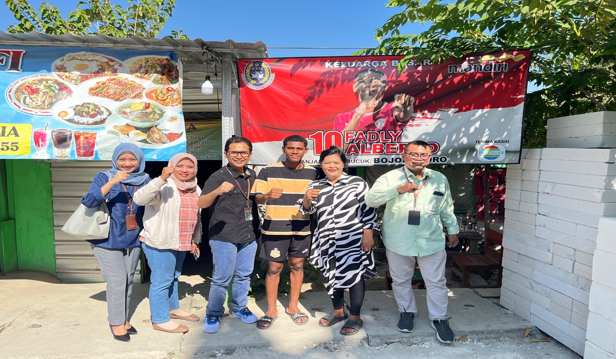Fadly Alberto Hangga (tengah) di depan warung milik ibunya