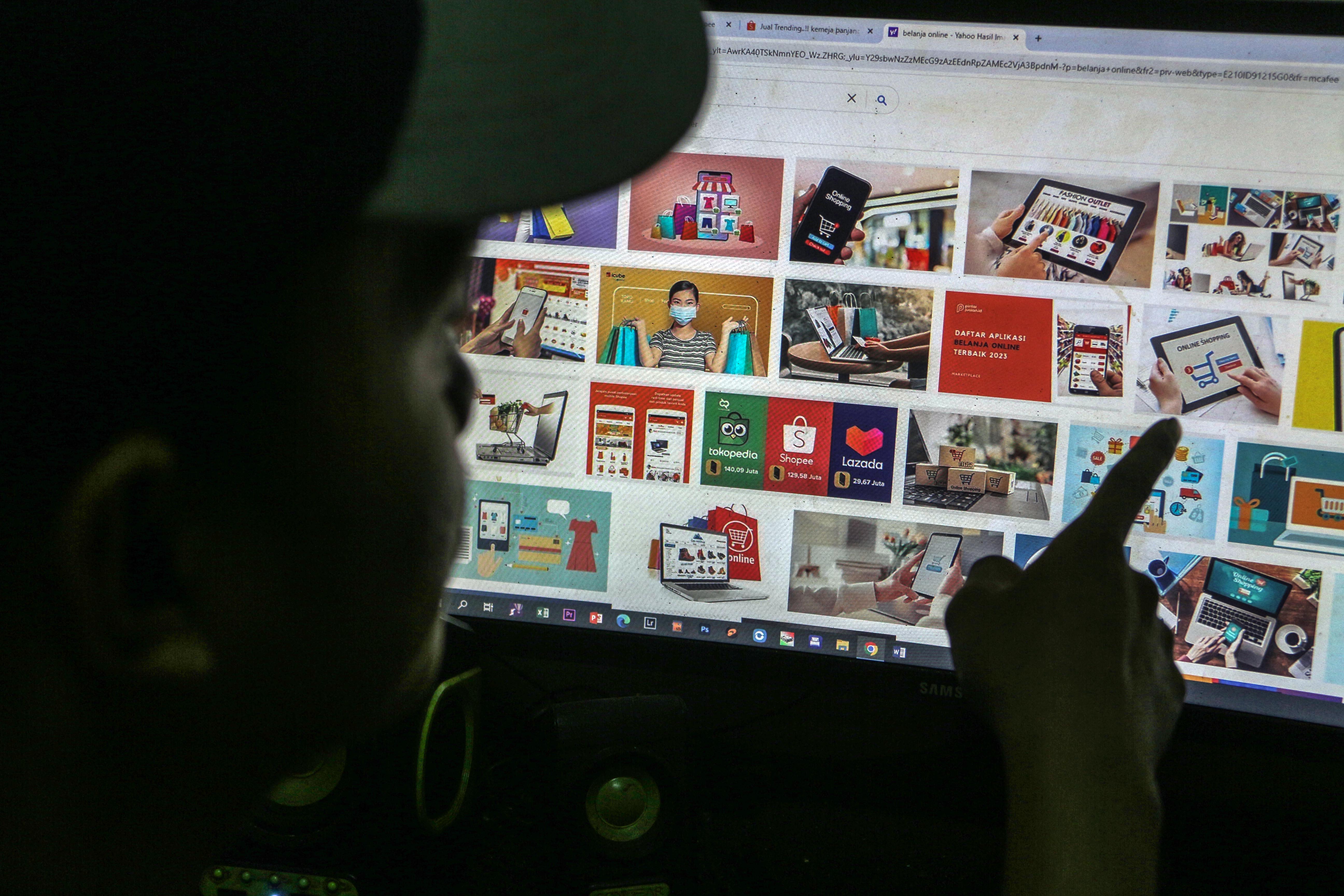 Warga berbelanja secara daring di salah satu situs belanja diÂ Bogor, Jawa Barat.