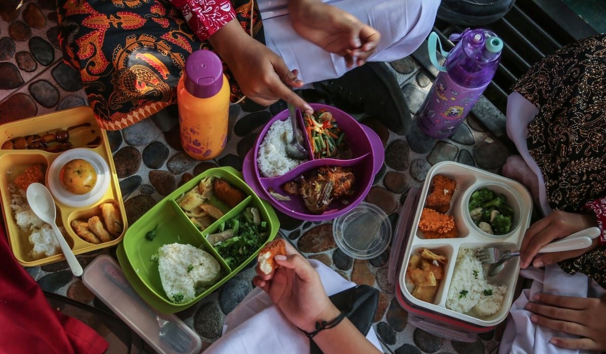 Siswa memperlihatkan menu makanannya saat mengikuti program gerakan makan bergizi di SDN Pekunden, Semarang, Jawa Tengah, Jumat (29/9/2023).