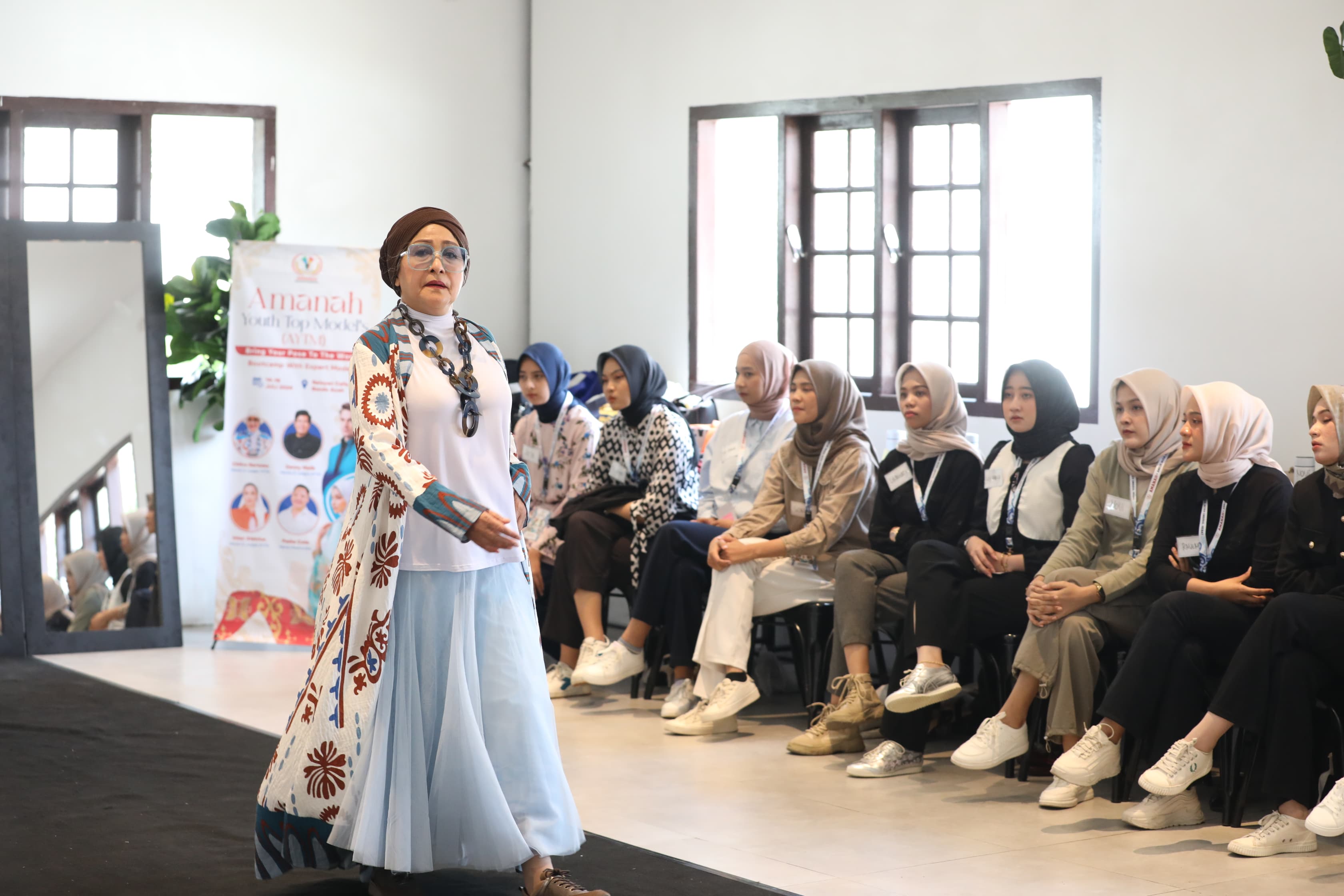 Chitra Nartomo mengajarkan industri modeling kepada anak muda Aceh