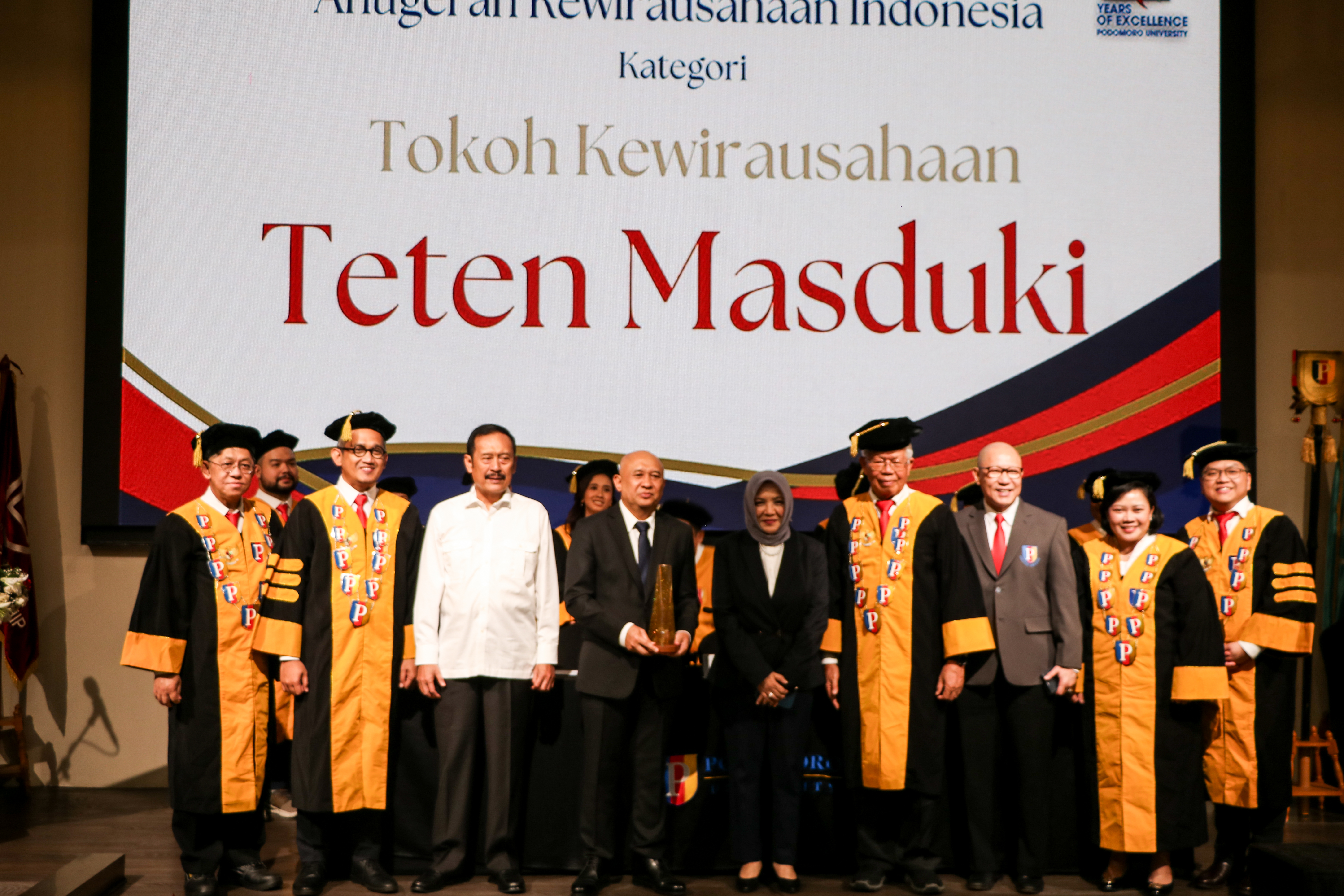 Menteri Koperasi dan UKM Teten Masduki terima penghargaan pada acara Dies Natalis Ke-11 Universitas Agung Podomoro