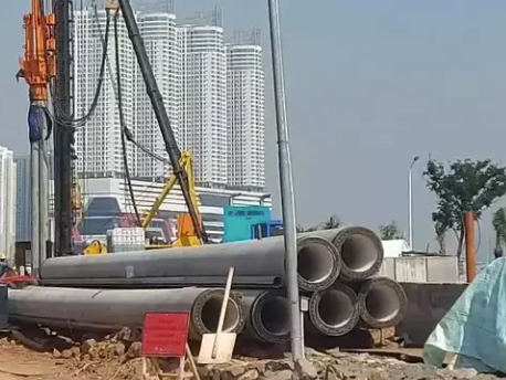 Proses pembangunan tanggul NCICD di Pantai Mutiara Jakarta