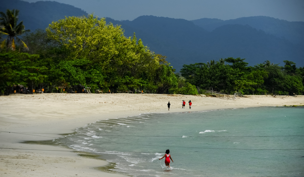 Ilustrasi: warga bermain air di pantai