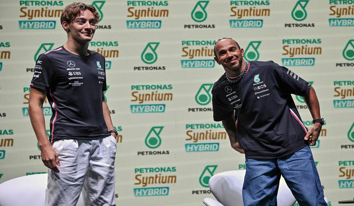 Duet pembalap tim Mercedes, George Russell (kiri) dan Lewis Hamilton.