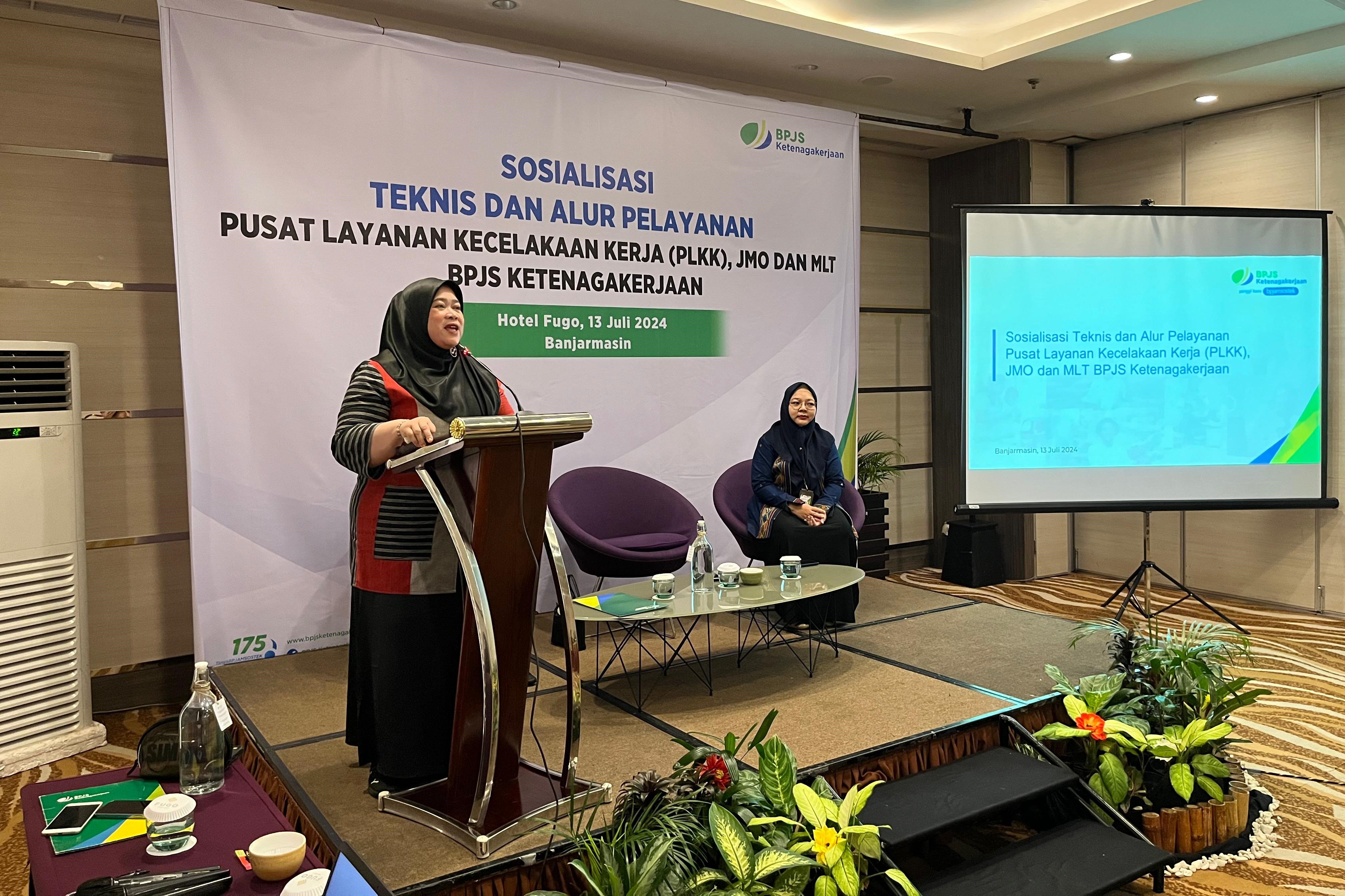 Kepala Kantor Cabang BPJAMSOSTEK Banjarmasin, Murniati, memberikan sosialisasi PLKK.