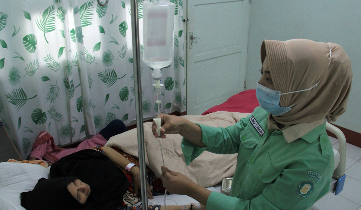Seorang perawat memeriksa infus pasien yang sedang menjalani rawat inap di Rumah Sakit Umum Yarsi di Pontianak 