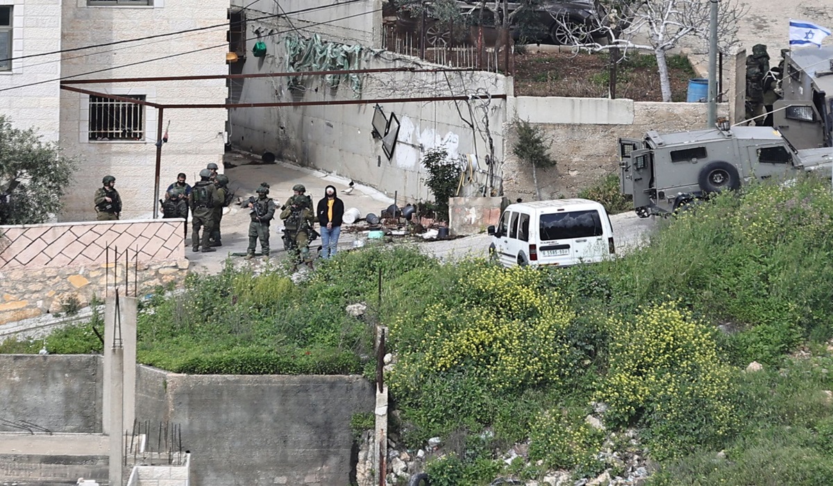 Militer Israel menahan seorang pria Palestina di Tepi Barat.