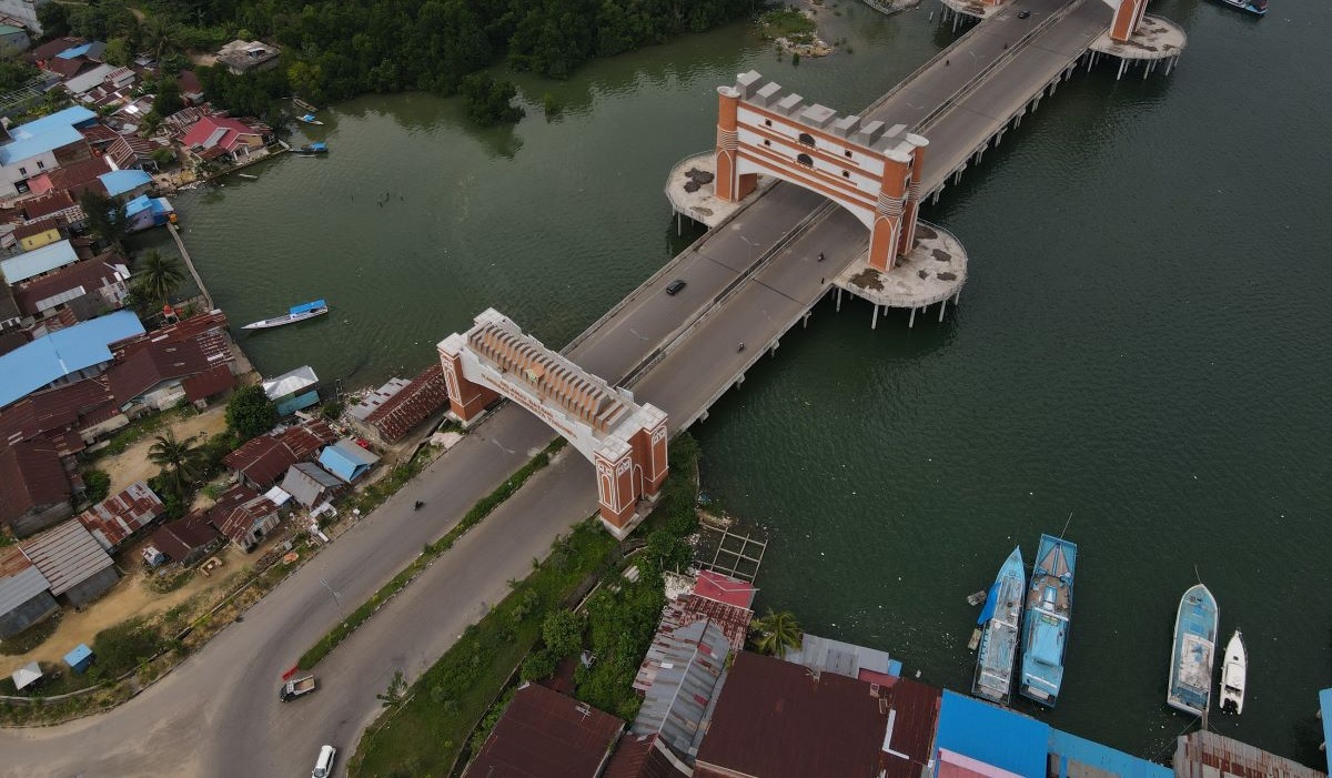 Foto udara gerbang Kawasan Pariwisata Toronipa di Kota Lama Kendari, Sulawesi Tenggara, Senin (22/7/2024).