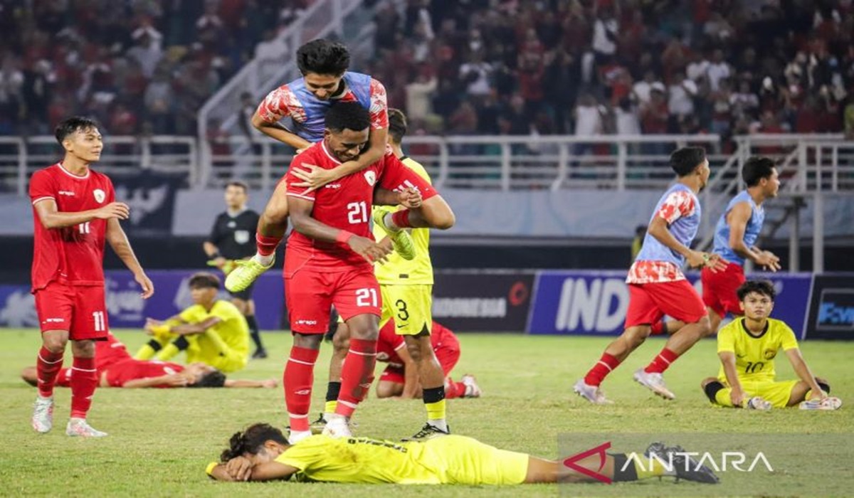 Iqbal Gwijange (tengah) melakukan selebrasi usai Indonesia mengalahkan Malaysia di semifinal Piala AFF U-19