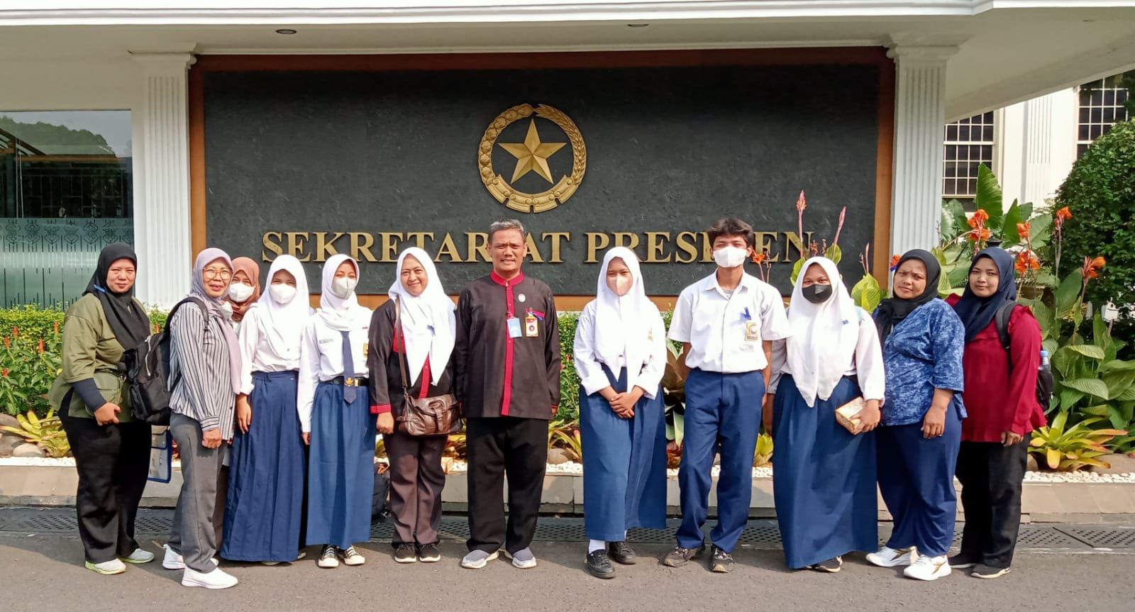 Perkumpulan Warga Miskin Kota Depok, Jawa Barat (Jabar) melaporkan carut marut penerimaan peserta didik baru atau PPDB ke Presiden Jokowi