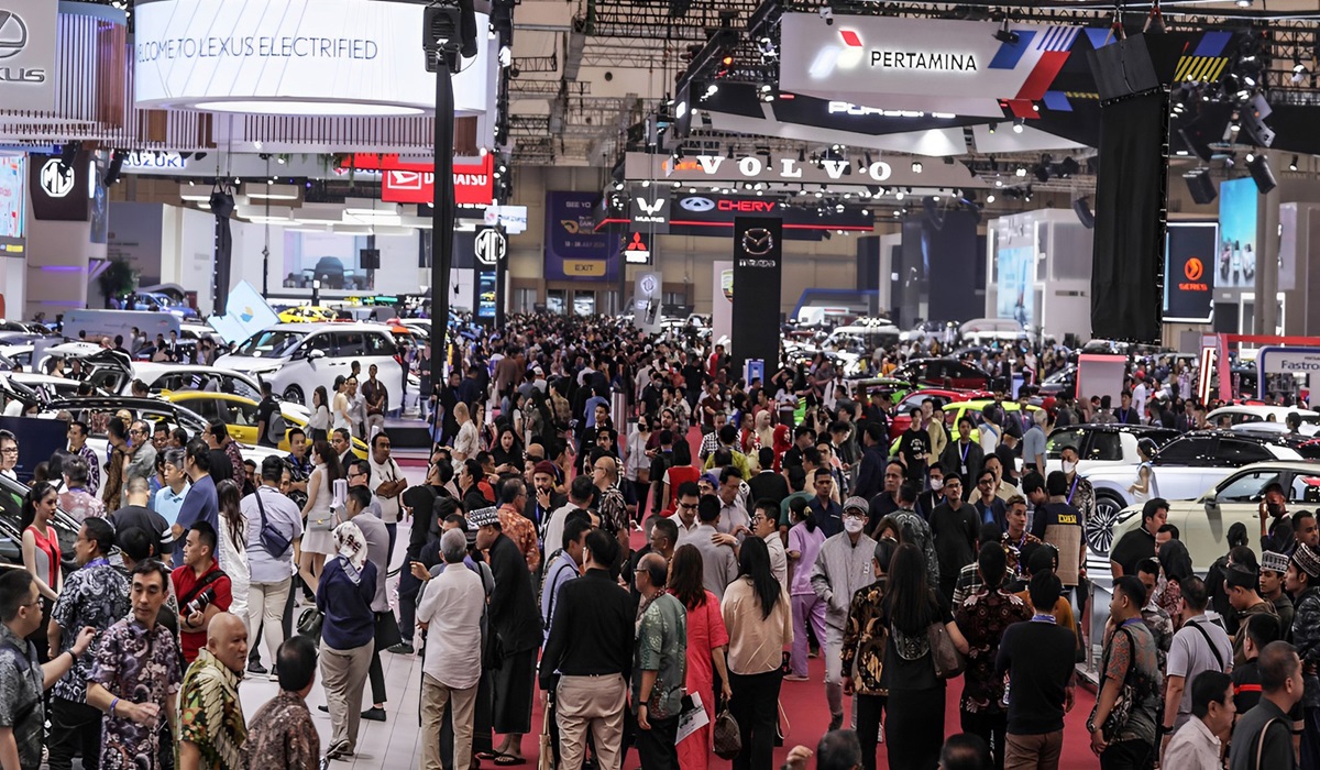 Pengunjung dan undangan memadati pameran otomotif Gaikindo Indonesia International Auto Show (GIIAS) 2023 di ICE BSD, Serpong, Tangerang.