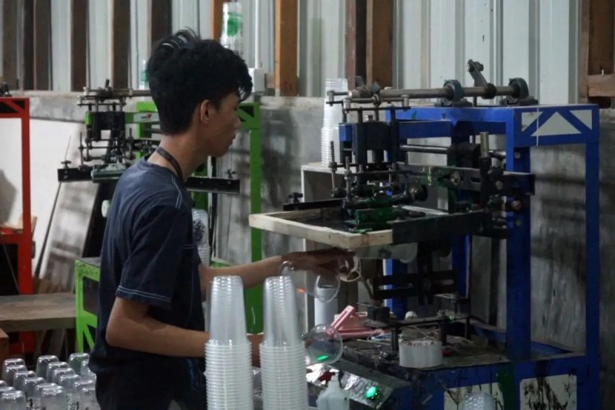 Kegiatan salah satu usaha kecil menengah yang ikut dalam Program UKM Tangguh PT Kaltim Prima Coal (KPC) di Kutai Timur, Kalimantan Timur. 