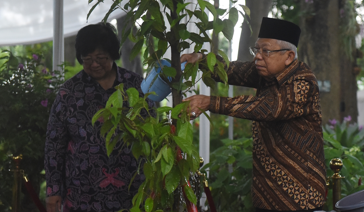 Wakil Presiden Ma'ruf Amin (kanan) didampingi Menteri Lingkungan Hidup dan Kehutanan Siti Nurbaya Bakar (kiri) 