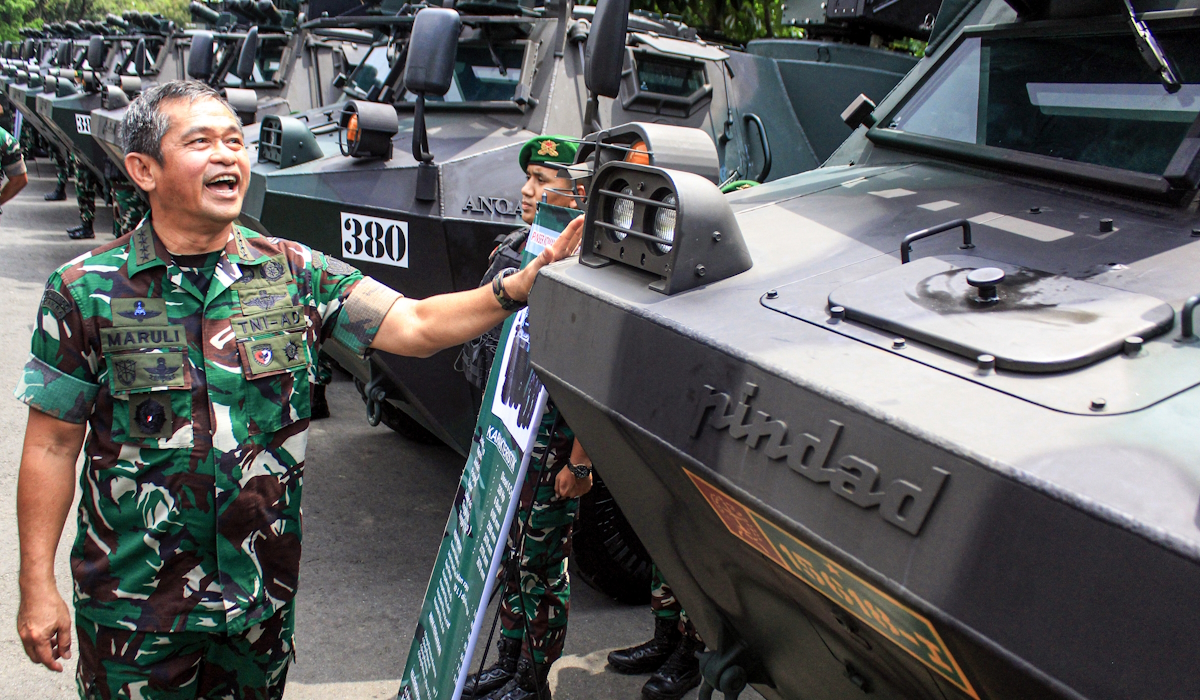 KSAD Jenderal TNI Maruli Simanjuntak (kiri) meninjau kendaraan panser Anoa 