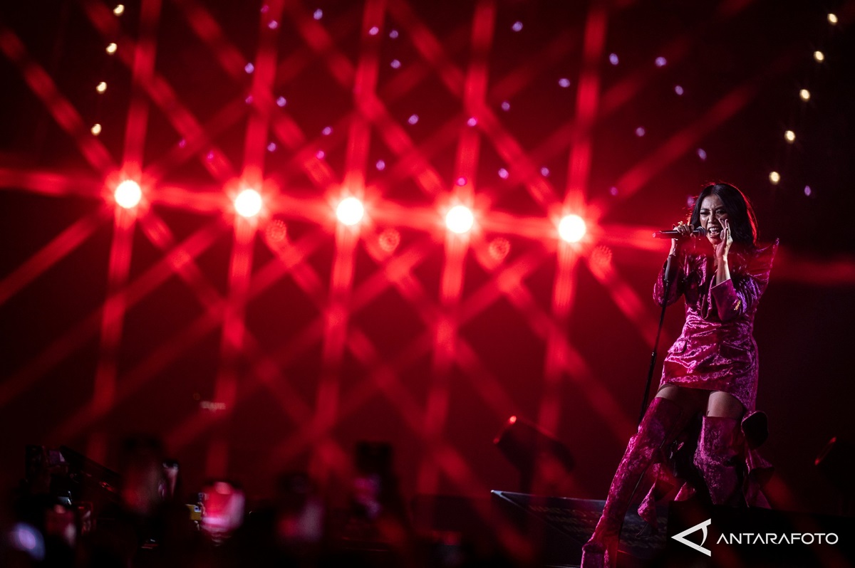 Penampilan Anggun dalam konser tunggalnya menawan dalam balutan busana dari tiga desainer ini.