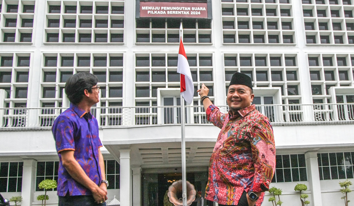 Warga melintas di dekat layar elektronik hitung mundur menuju Pilkada Serentak 2024 di depan kantor KPU Jakarta Pusat 