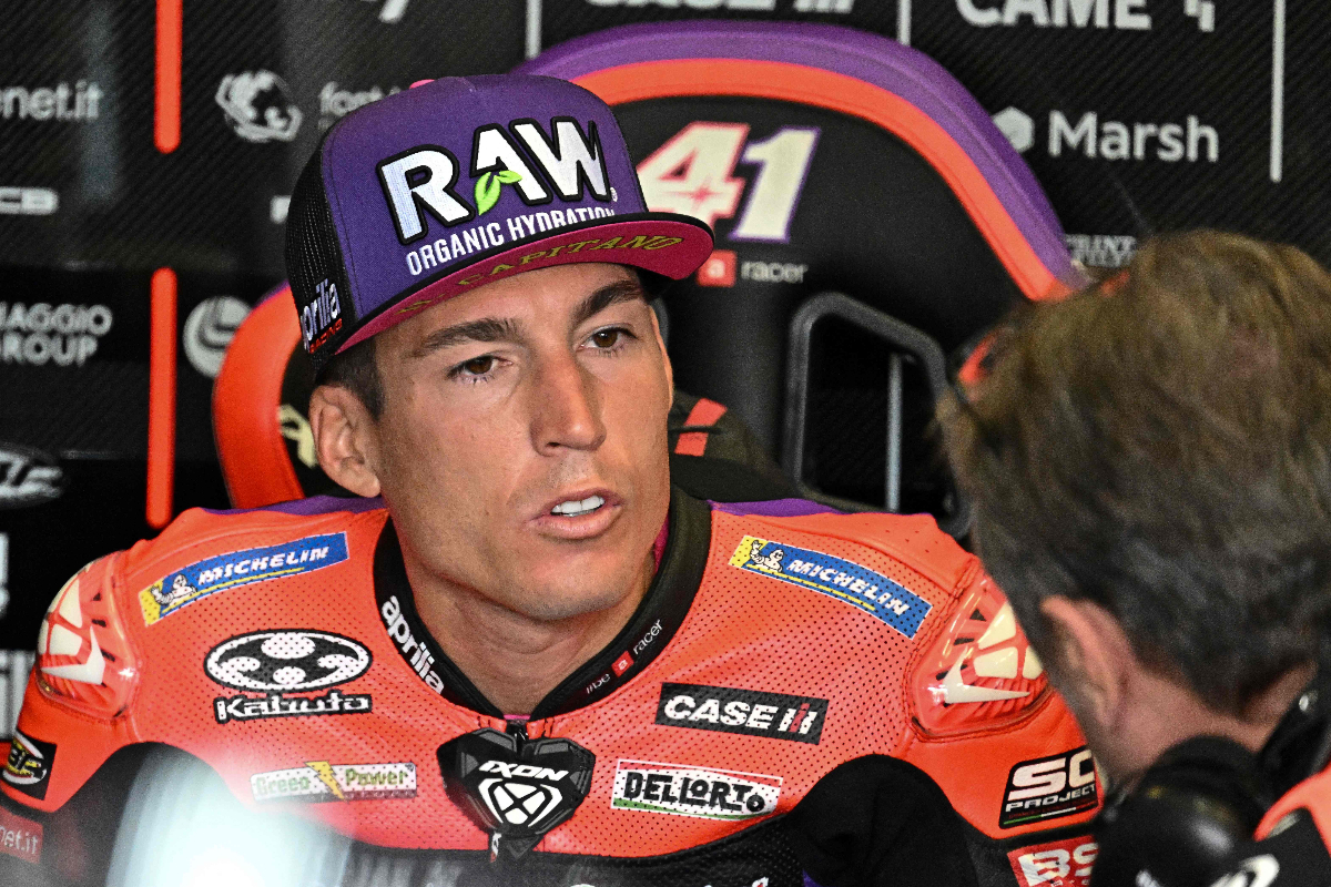 Pembalap Aprilia Spanyol Aleix Espargaro berbicara dengan seorang mekanik selama sesi latihan Grand Prix Spanyol MotoGP di arena pacuan kuda