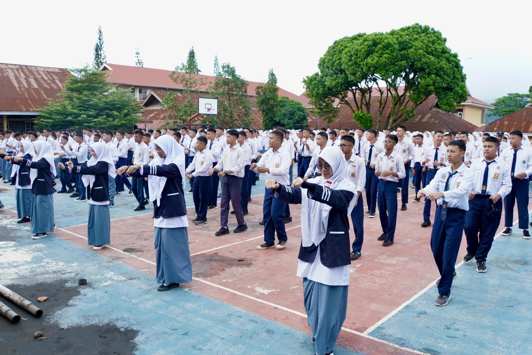 Sejumlah siswa baru mengikuti masa pengenalan lingkungan sekolah. 