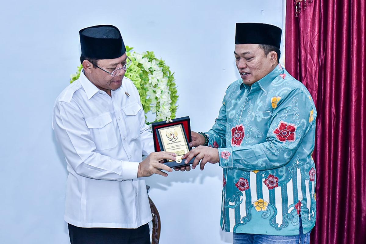 UKP Muhamad Mardiono menerima cenderamata dari Pemkab Seluma.