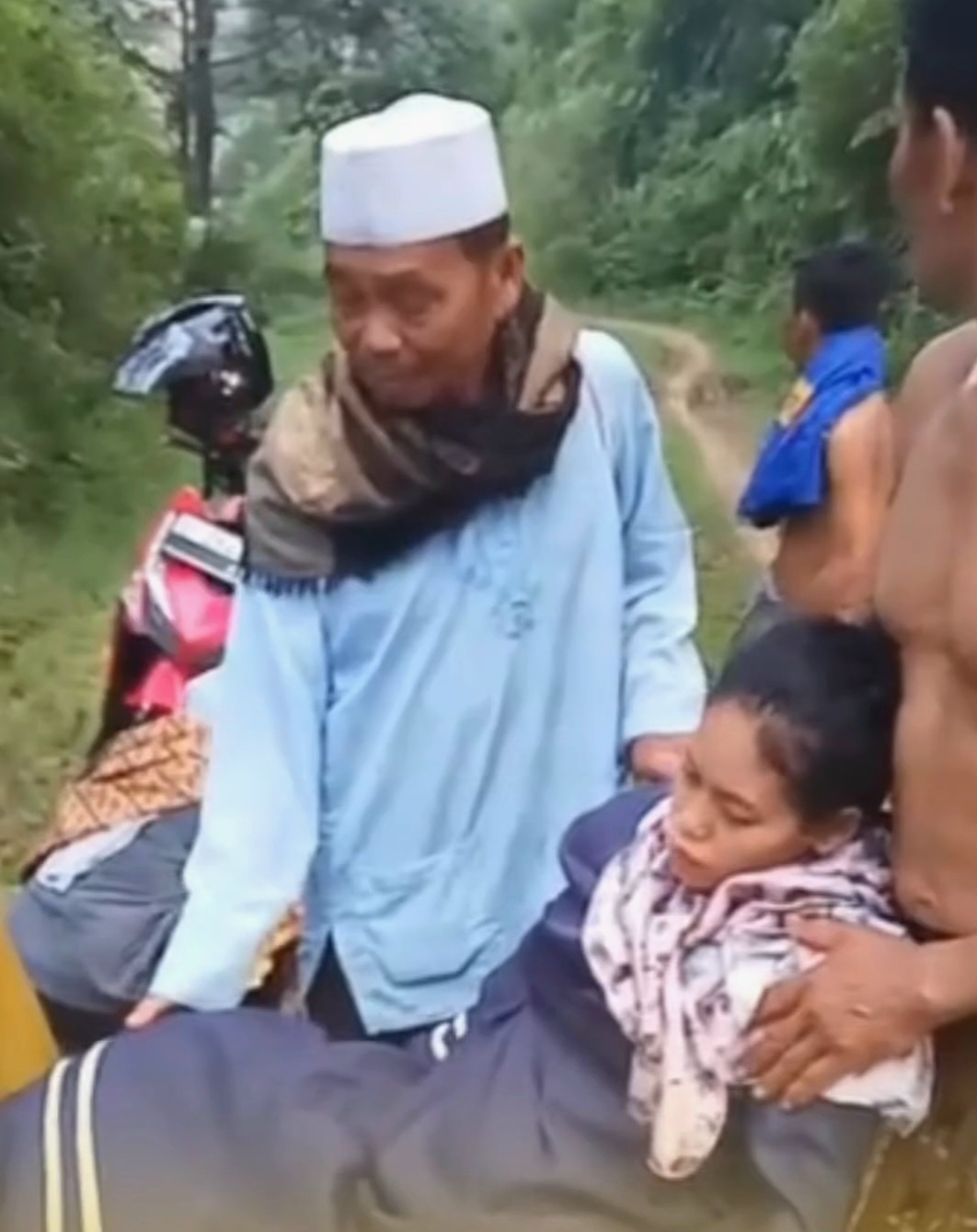 Dina Lorenza, 24, melahirkan di jalan di pedesaan Bandung Barat akibat kondisi jalan yang sulit.