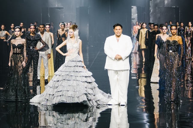 Ivan Gunawan (setelan putih) tampil di akhir peragaan koleksi terbarunya, bertajuk Supernova.