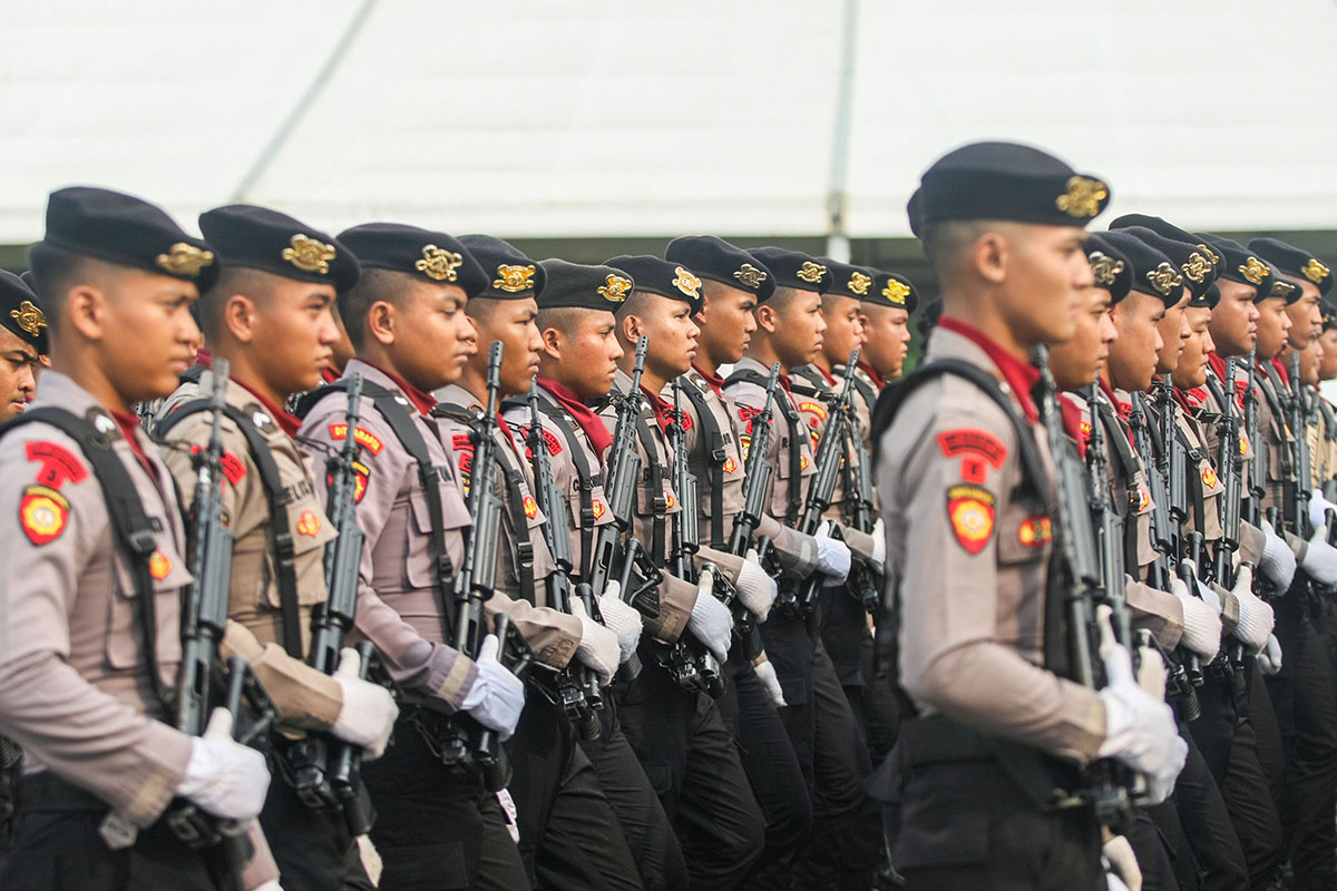 Pasukan dari berbagai kesatuan Polri mengikuti defile saat puncak perayaan HUT ke-78 Bhayangkara di Monas, Jakarta Pusat, Senin (01/07.