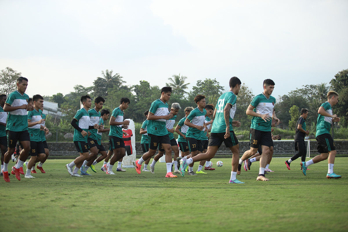 Para pemain PSS Sleman tengah menjalani latihan bersama.