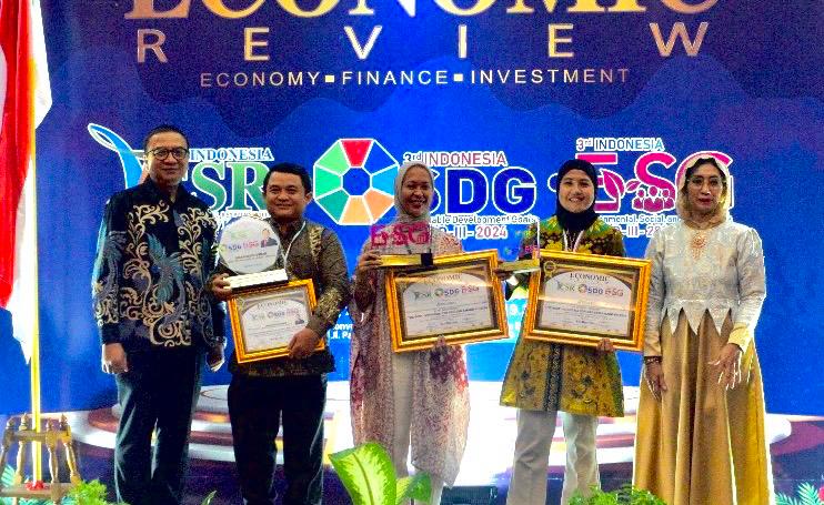 Pelindo menerima penghargaan ‘CSR - SDG - ESG Award VII – 2024’. 