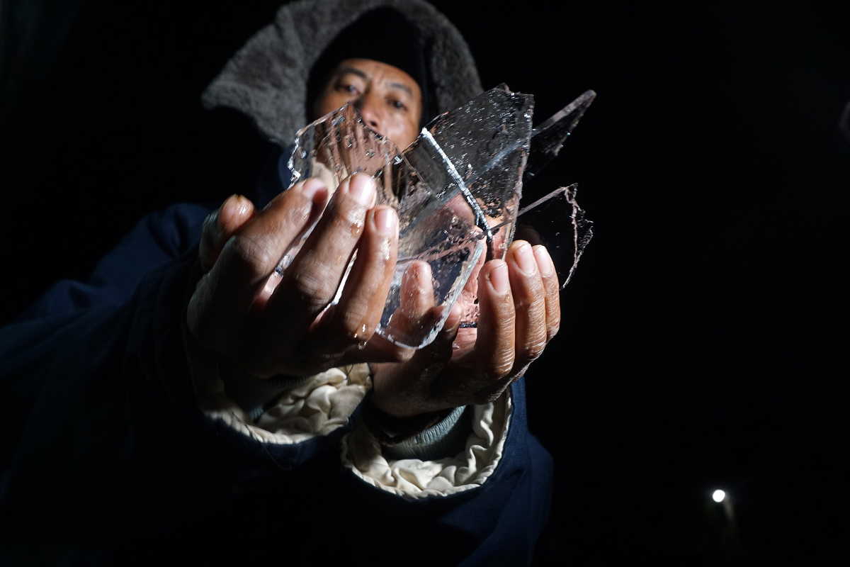 Ilustrasi, sejumlah wisatawan melihat fenomena embun beku atau bun upas yang terjadi di kawasan Candi Arjuna di Dieng, Banjarnegara