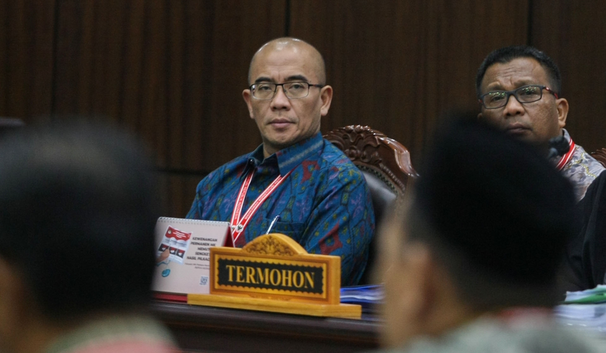 Ketua KPU Hasyim Asy'ari (kiri) 