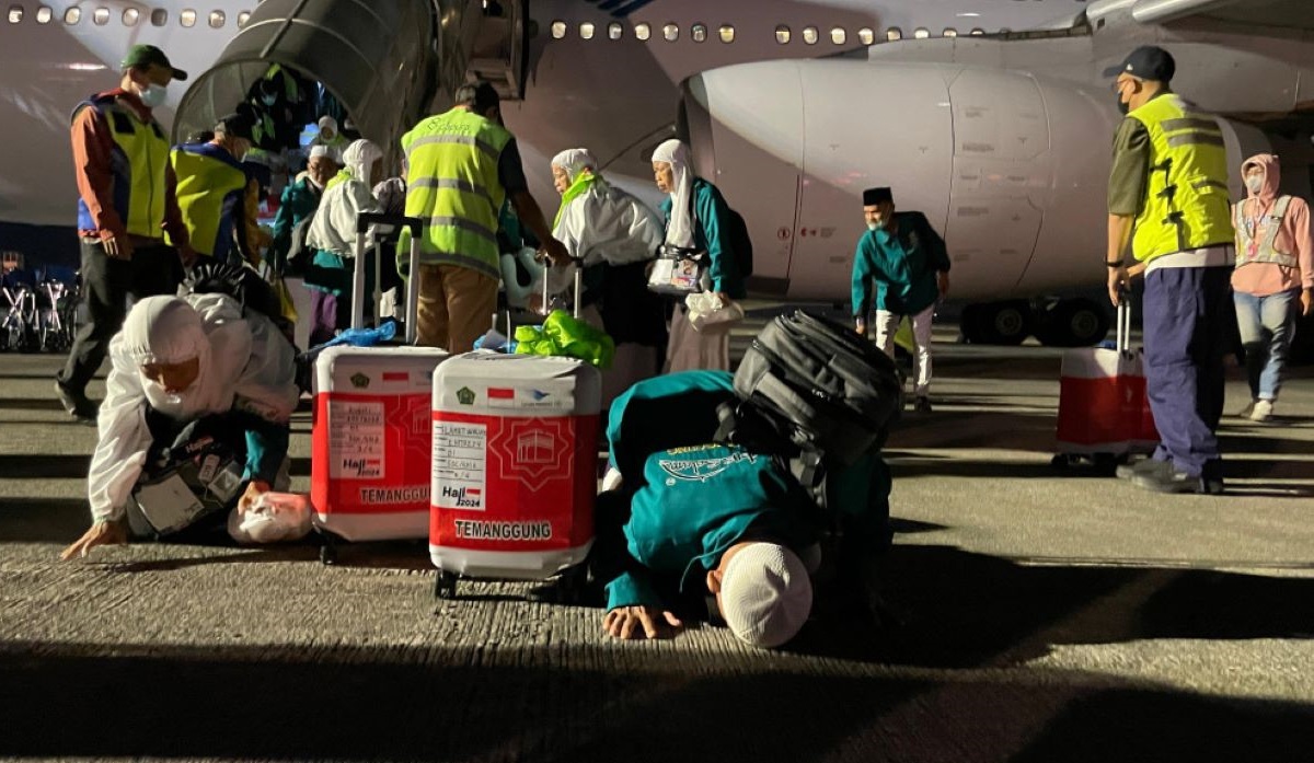 Jemaah haji SOC mendarat di Bandara Adi Soemarmo dan langsung sujud syukur.