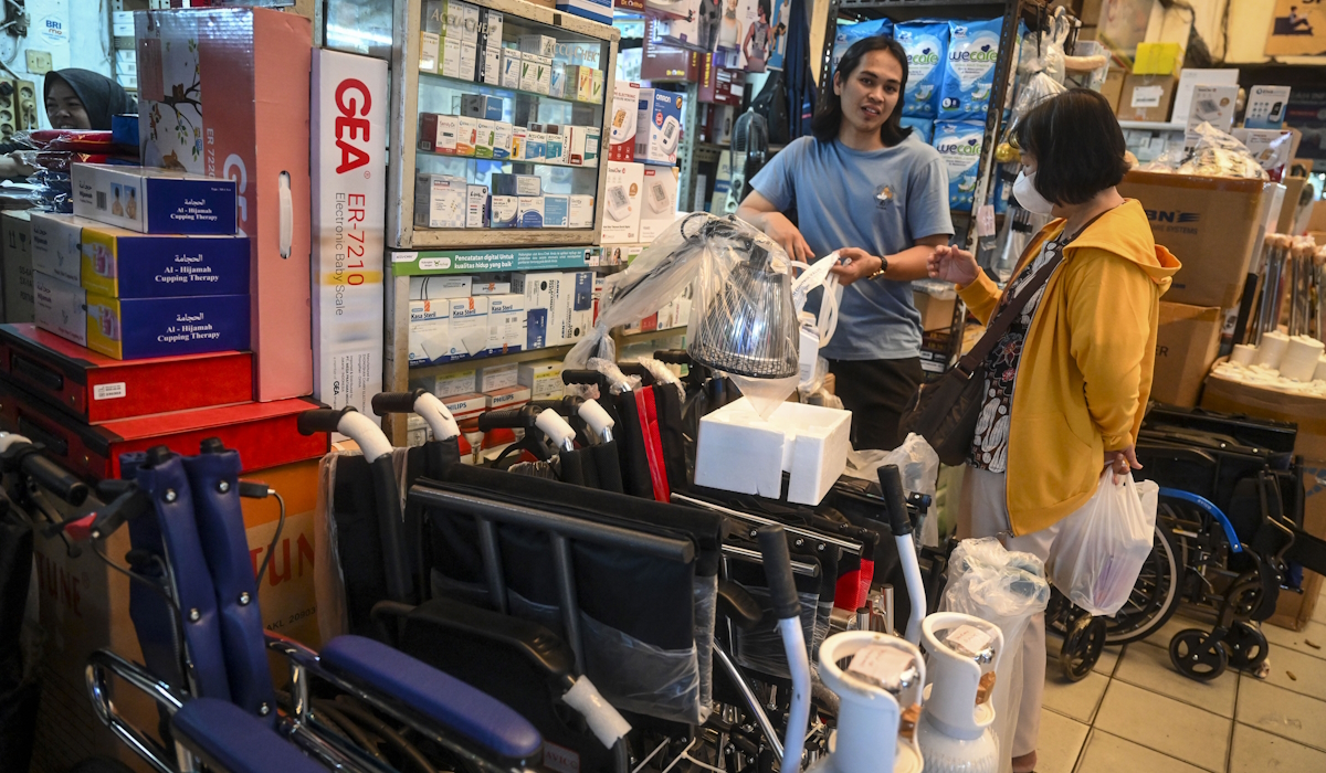 Calon pembeli mengamati alat kesehatan yang dijual di Pasar Pramuka, Jakarta 