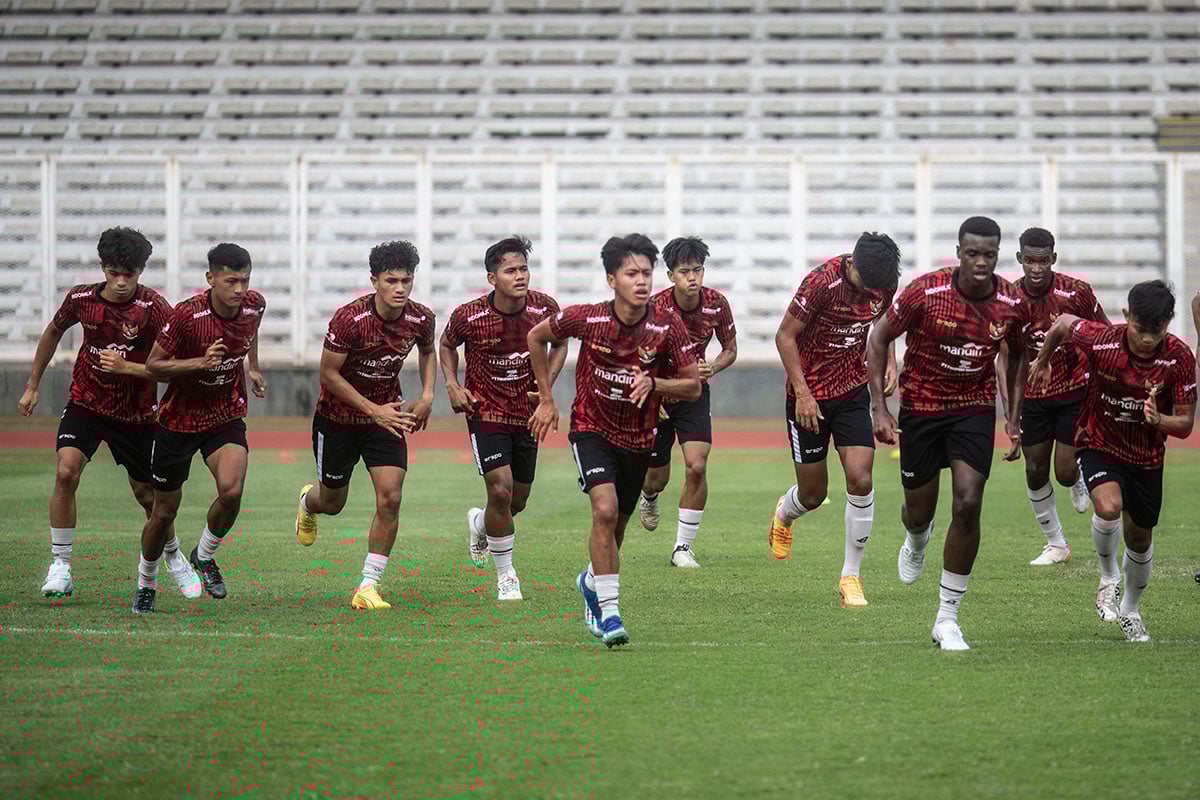 Sejumlah pesepak bola Timnas U-19 Indonesia melakukan pemanasan saat mengikuti latihan di Stadion Madya, Senayan, Jakarta.