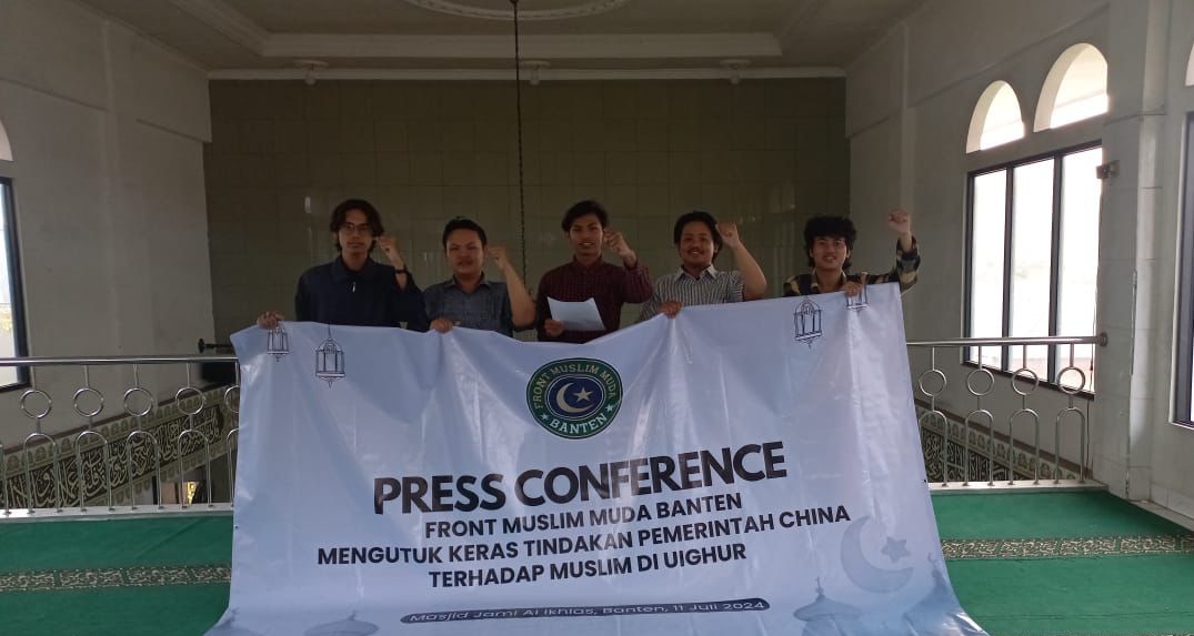 Sejumlah pemuda yang tergabung dalam Front Muslim Muda Banten (FMMB) mendoakan terciptanya kedamaian umat muslim di Uighur