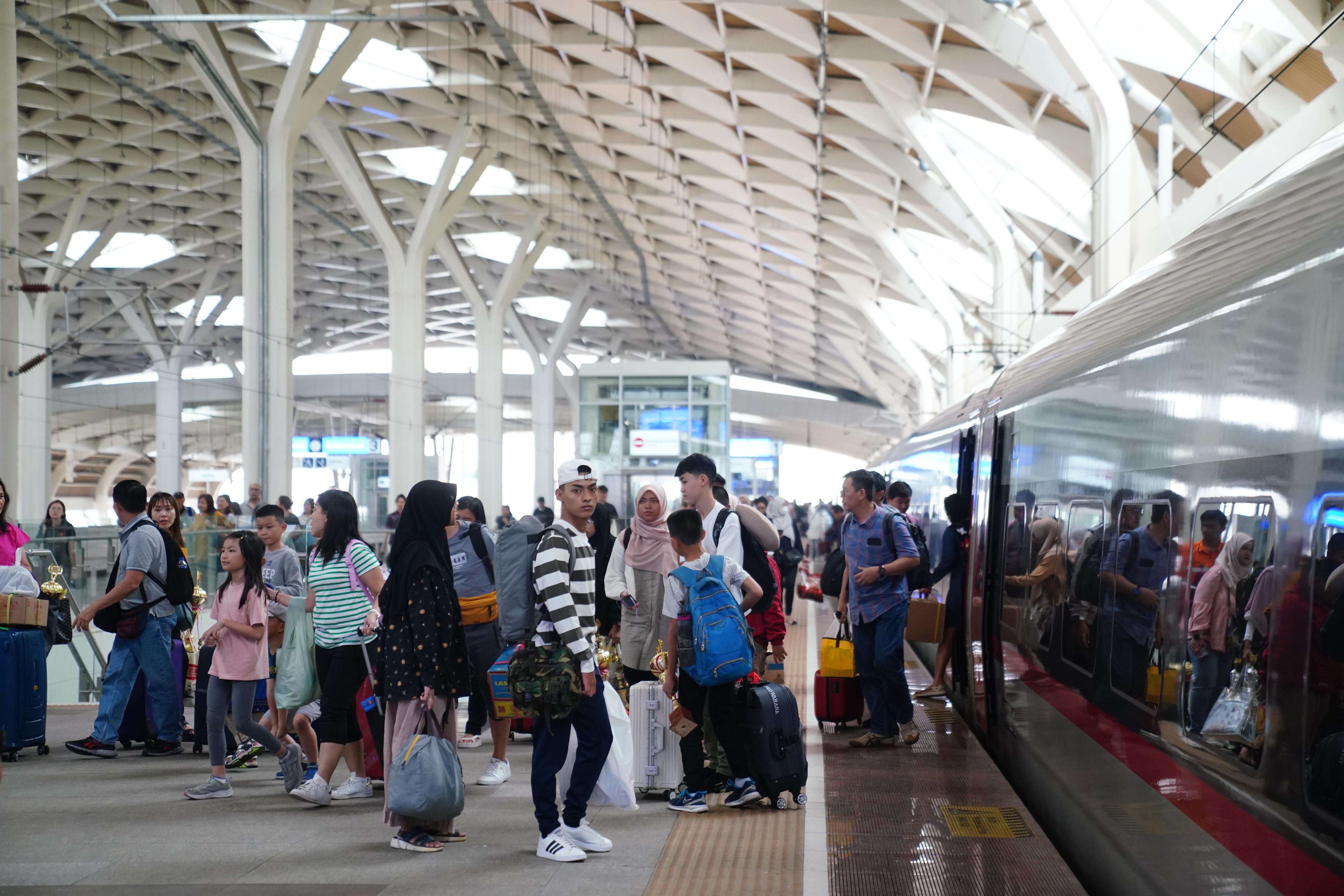 Penumpang kereta api Whoosh di Stasiun Tegalluar