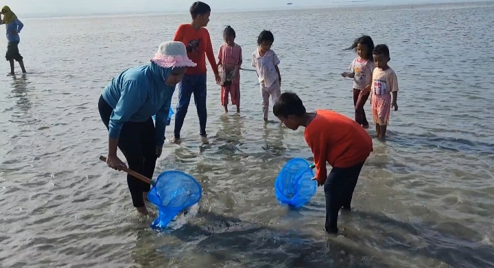 Warga berburu kepiting.