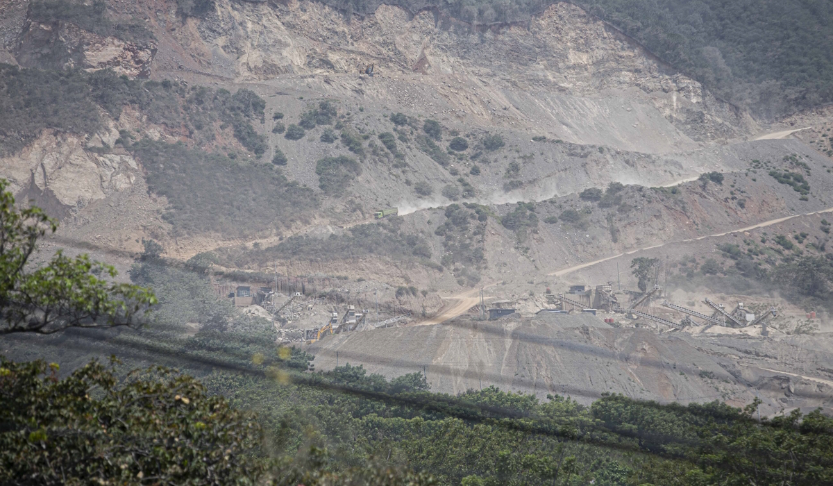Salah satu tambang bebatuan terlihat dari kejauhan dengan latar belakang pegunungan yang gundul seusai dikeruk di Kelurahan Buluri, Palu, 