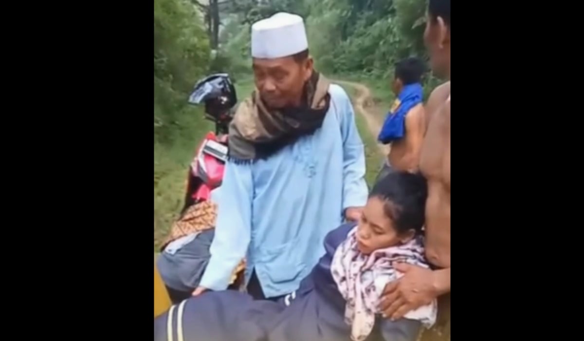Ibu Hamil di Pelosok Bandung Barat Melahirkan saat Ditandu Menuju Puskesmas.