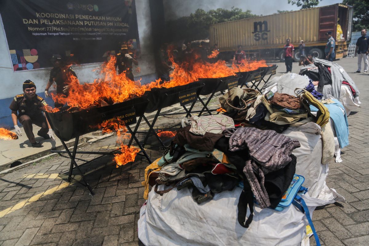 Bea Cukai bakar pakaian impor ilegal.