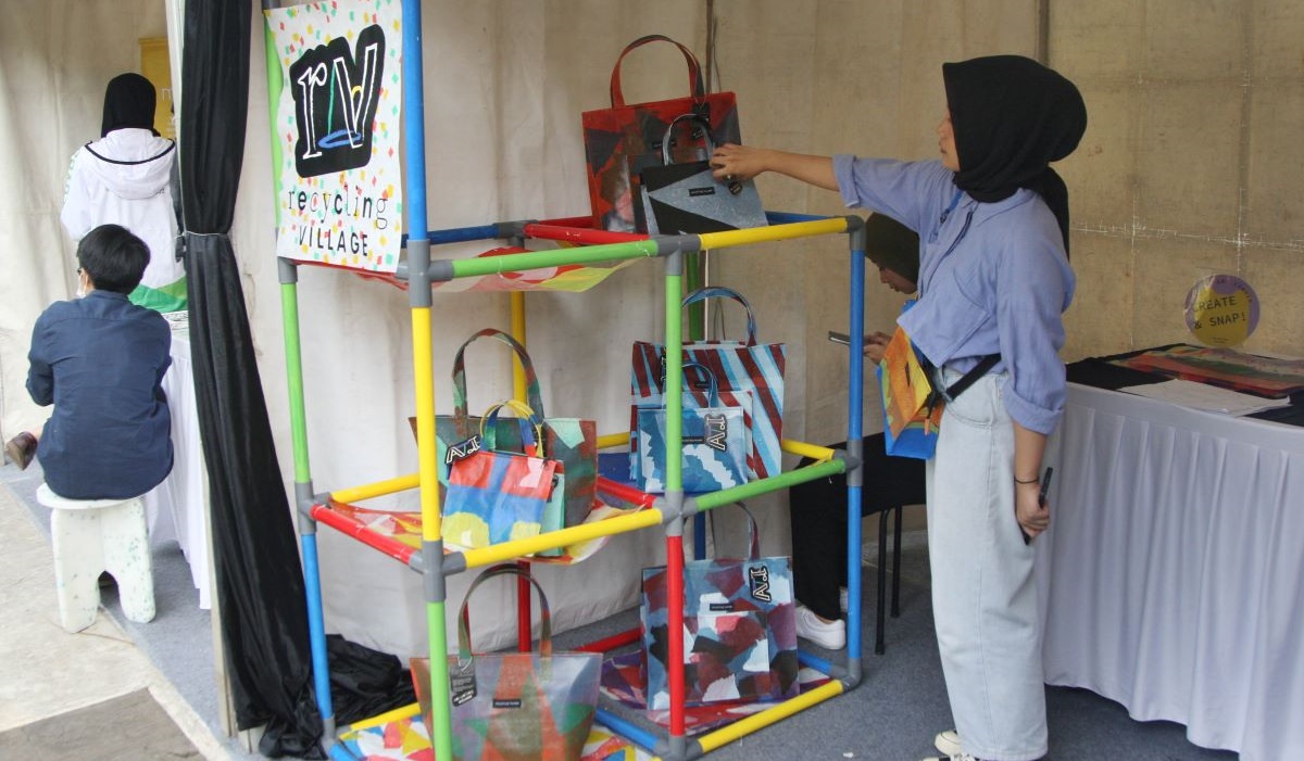 Pengunjung memperhatikan produk kerajinan tas yang terbuat dari sampah plastik di arena Festival Ekonomi Sirkular 2023.