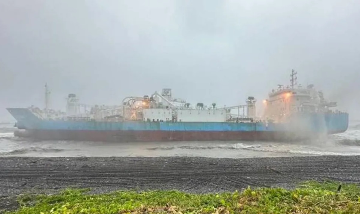 Di Filipina, topan gaemi memperburuk kondisi hujan, menyebabkan kapal tanker MT Terra Nova terbalik dan satu kapal kargo tenggelam