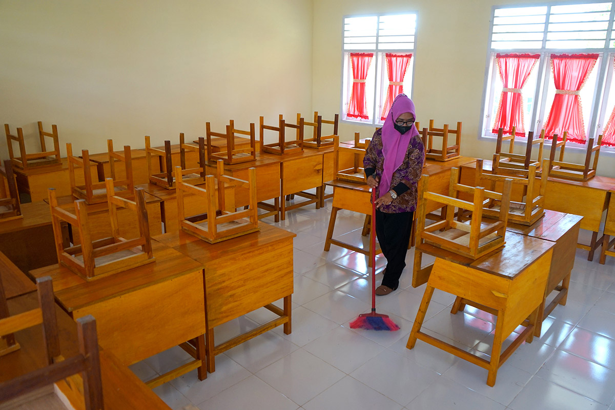 Ilustrasi kelas kosong di sebuah sekolah yang tidak mendapat murid baru.