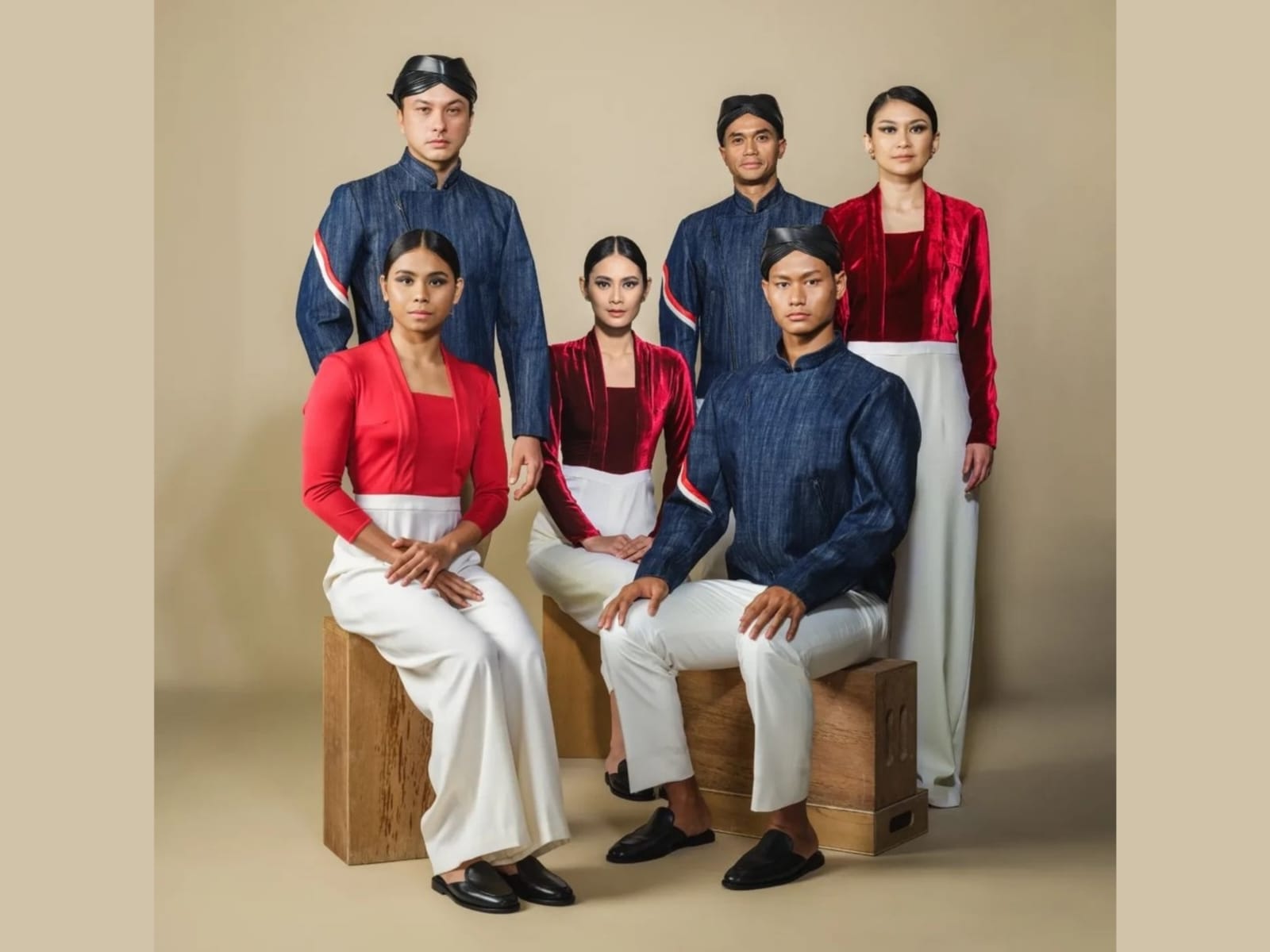 Seragam defile untuk upacara pembukaan Olimpiade Paris 2024, rancangan Didit Hediprasetyo.