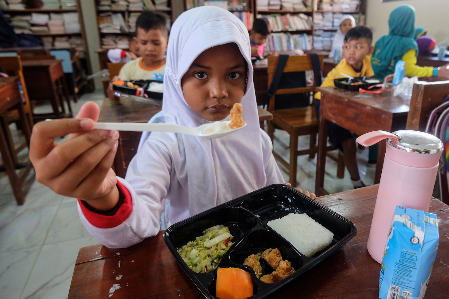 Siswa menunjukkan makanan bergizi gratis saat simulasi program makan siang gratis di SD Negeri Tugu, Solo, Jawa Tengah, Kamis (25/7/2024)